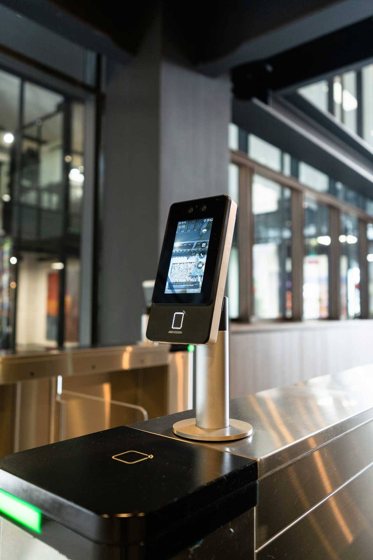 Lector biométrico de control de accesos instalado por Installred
